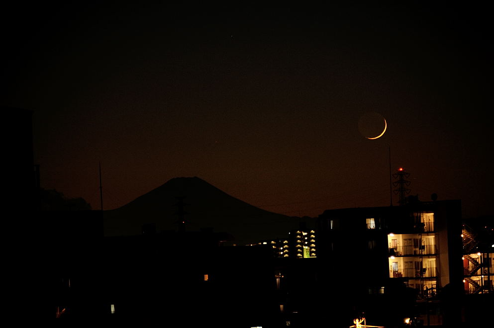 富士山と月齢１．５の月